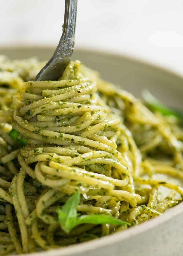 Pesto-ul cu sos de paste cu conținut scăzut de calorii face ca rețetele sănătoase să slăbească