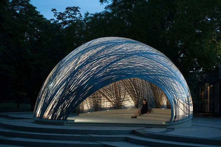pavilion din trepte de carbon care iluminează construcția indirectă ușoară