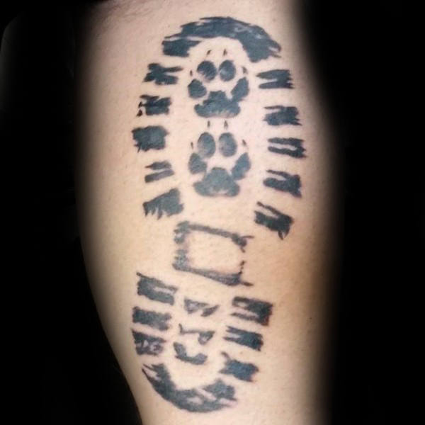 Tatuaggio con impronte di piedi umani e animali