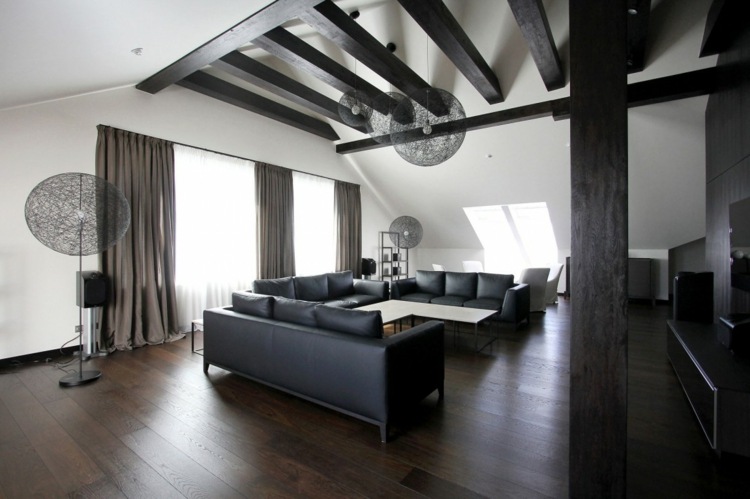 Penthouse-ul are, de asemenea, grinzi frumoase în sufragerie canapea monocrom design penthouse podea din lemn de piele neagră