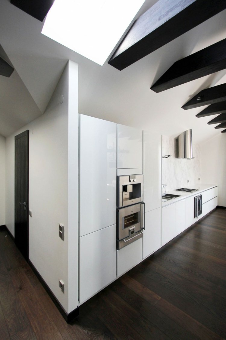 Designul bucătăriei din penthouse este format dintr-un luciu modern, alb bucatarii albe lucioase design dulapuri cuptor grinzi parchet negru