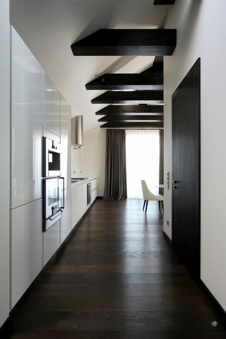 Design penthouse - bucătăria este, de asemenea, împodobită cu bare negre idee design hol penthouse apartament mansarda bucatarie