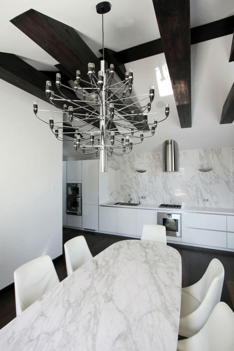 Design elegant în zona de luat masa cu candelabru zonă de luat masa bucătărie aragaz masă marmură penthouse design alb de lux