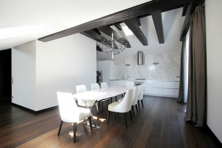 Penthouse-ul arată foarte luxos datorită utilizării marmurei sala de mese ideea de design luxos masă mare mese scaune mansardă marmură