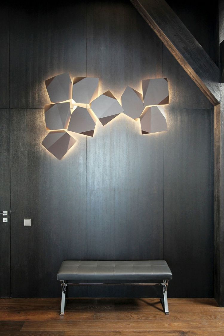 Design de lux în penthouse - o bancă de piele pe hol iluminat hol design bancă piele placare perete penthouse lemn