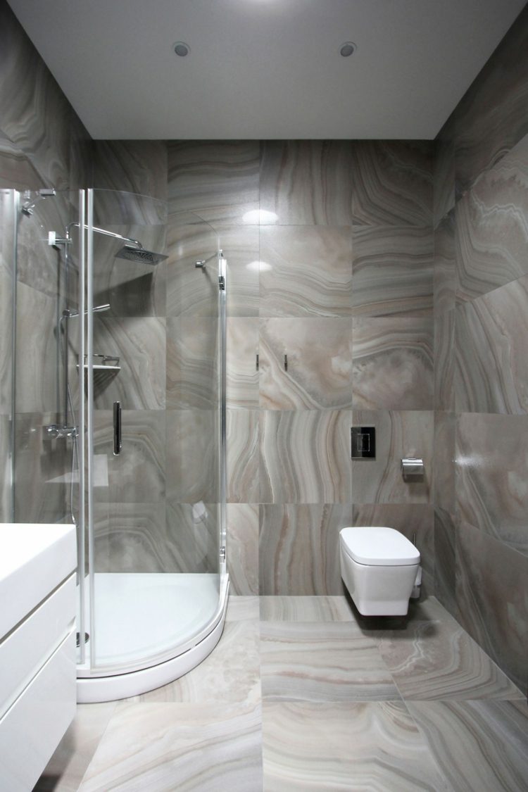 Amenajare baie în penthouse din marmură fină ca gresie și cu duș pe colț baie design luxos penthouse gresie marmura colt de dus