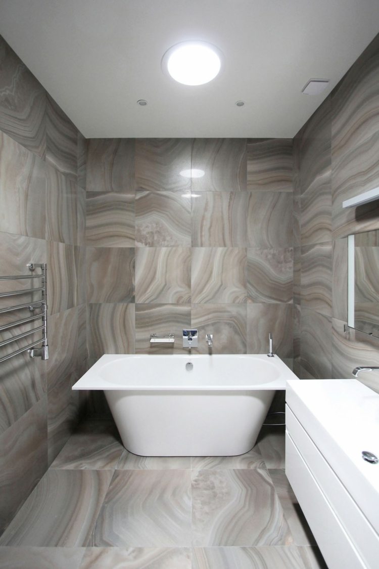 Ideea de design în baie - mobilier alb și marmură maro-gri baie idee penthouse cadă consolă design oglindă