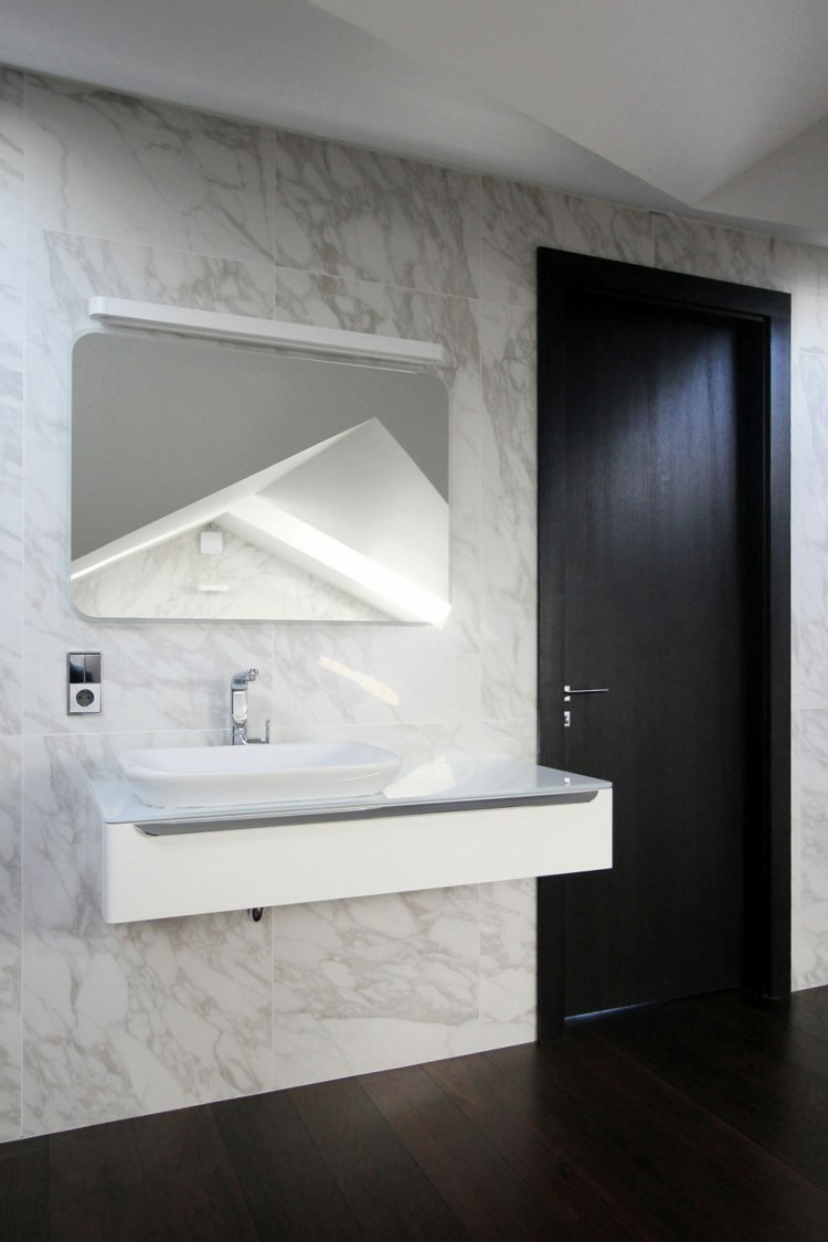Design interesant al consolei cu chiuvetă într-una dintre băile penthouse consola baie idee podea din lemn penthouse design oglinda