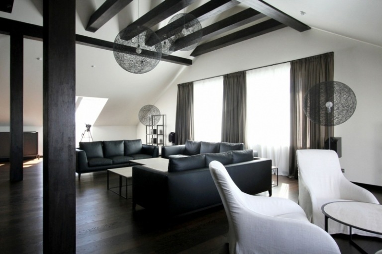 Design penthouse în stil monocrom de Ramuna Manikas penthouse design living canapea din piele grinzi acoperiș parchet