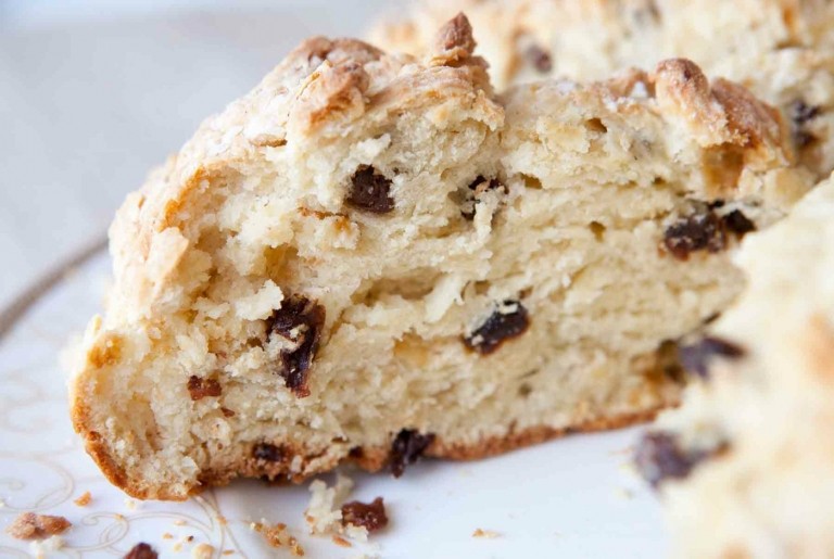 Frământați aluatul pentru o rețetă irlandeză de pâine cu stafide pentru tigaie