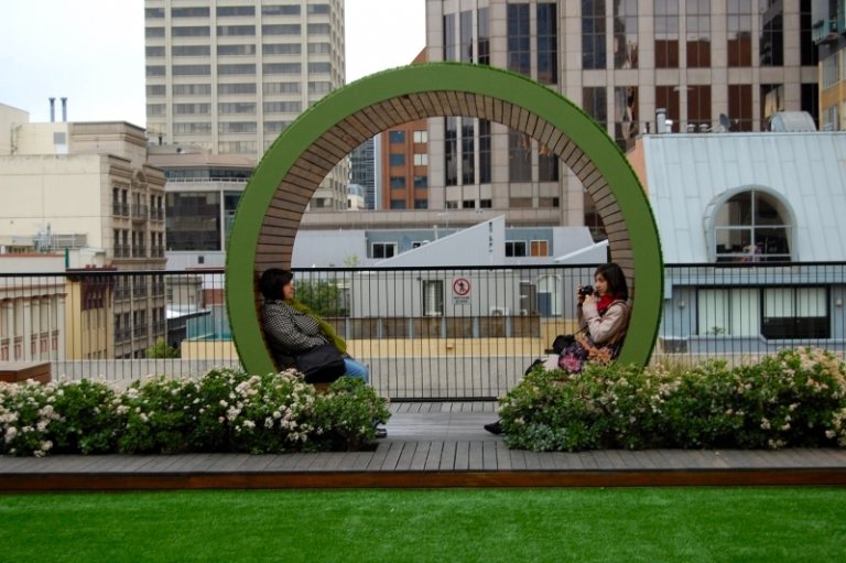 Grădină pe acoperiș pe acoperișul unui zgârie-nori din New York Plante-acoperișuri verzi-plante perene-zonă de gazon