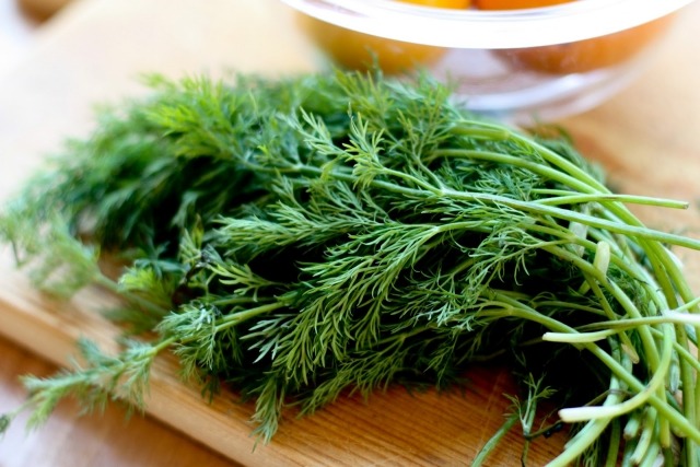 cultivarea plantelor mărar supă delicioasă cu lămâie Pregătiți supă delicioasă cu lămâie pe scândură de lemn
