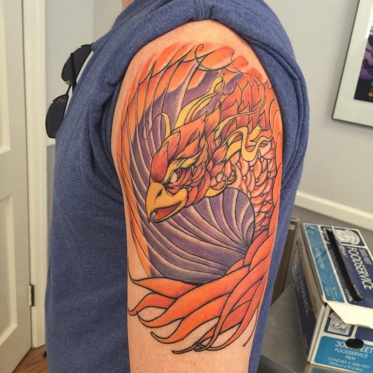 proiectare tatuaje Phoenix: tatuaje-mitologie pasăre foc portocaliu roșu violet plasarea brațului superior
