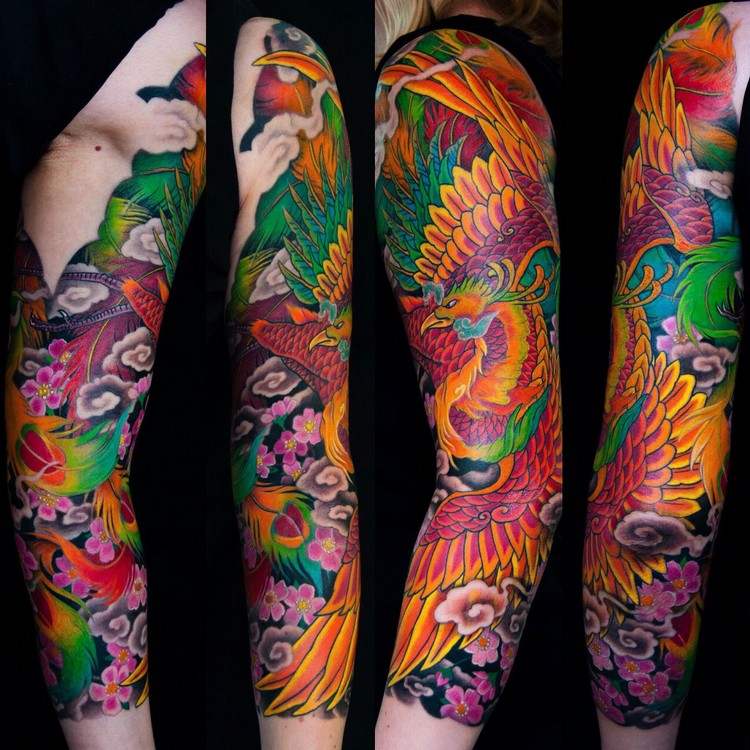 designuri de tatuaje phoenix tatuaje pasăre de foc mitologie japoneză flori roșu galben verde negru plasarea mânecii brațului superior