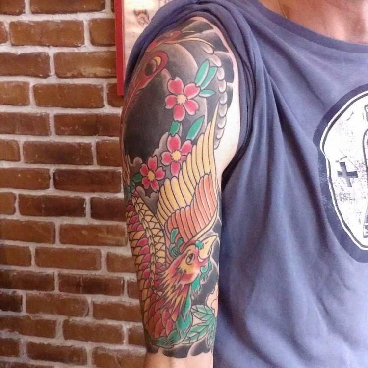design Phoenix tatuaje tatuaje pasăre de foc mitologie japoneză flori roșu galben negru braț superior plasarea manșonului