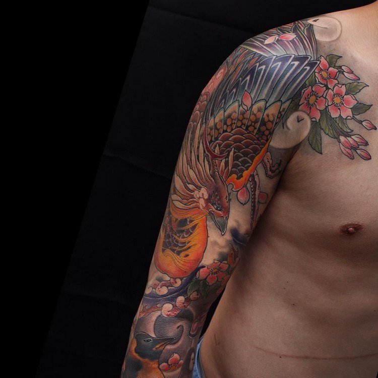 designuri de tatuaje fenix tatuaje pasăre de foc mitologie japoneză flori roșu galben negru plasarea brațului superior