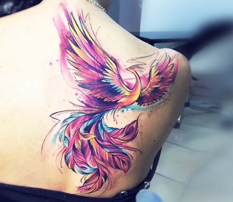 designuri tatuaje fenix tatuaje foc mitologie pasăre colorate nuanțe colorate plasare spate femeie