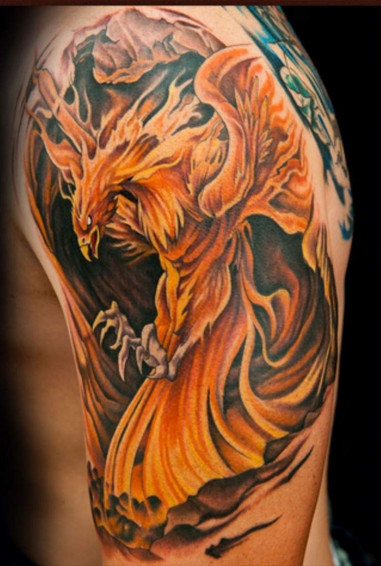 idei de tatuaje Phoenix designuri tatuaje foc mitologie pasăre foc roșu galben negru plasare umăr