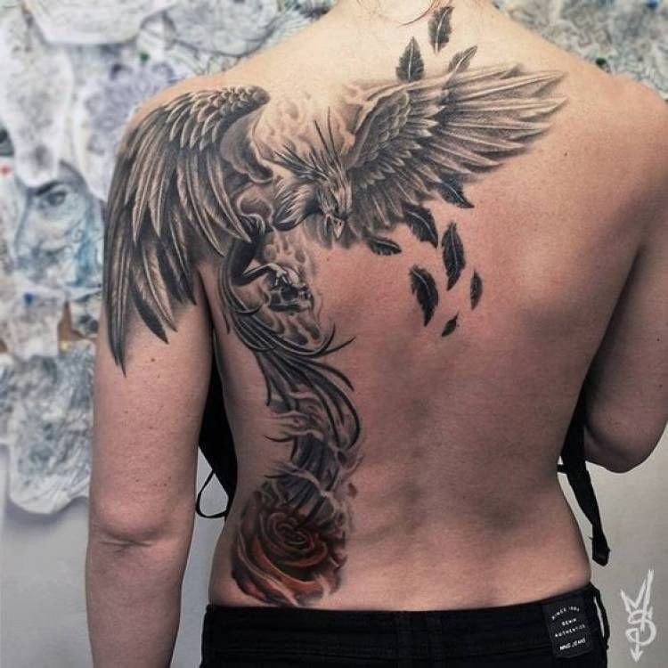 tatuaj Phoenix designuri tatuaje foc pasăre mitologie alb și negru plasare spate bărbat