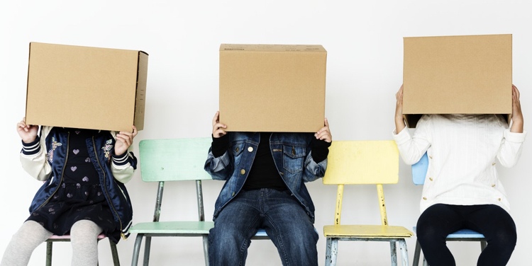 Cumpărați cutii de carton noi și curate din motive de igienă