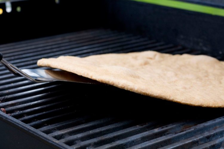 Coaceți pizza pe instrucțiunile rețetei la grătar