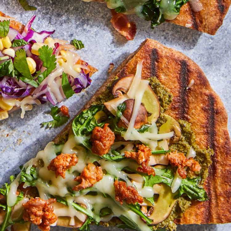 pizza cârnați cârnați rukola ciuperci