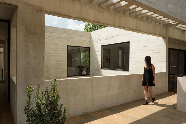 hol exterior casă construcție interesantă lumină fațadă