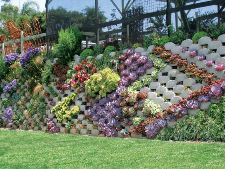 Creați o grădină verticală înclinată cu pietrele de beton pietre-de-gradina-beton-plante-colorate-gazon-suculente-grile-protectie-intimitate