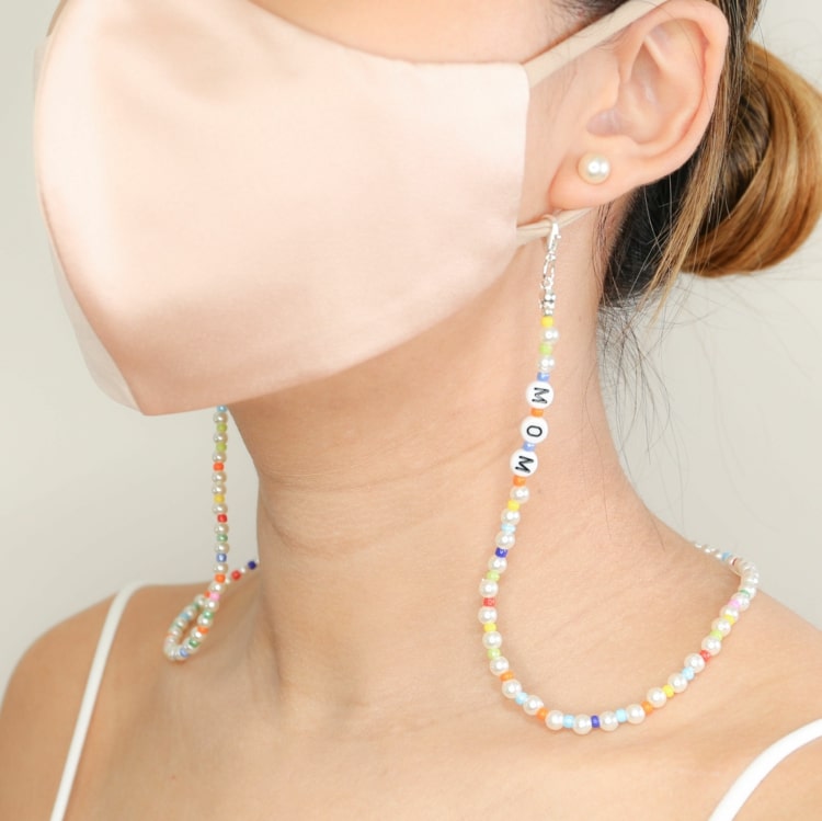 Faceți-vă un lanț de mască personalizat ca cadou pentru mamă