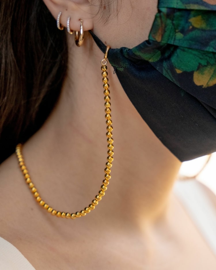 Faceți-vă un lanț de mască cu perle aurii