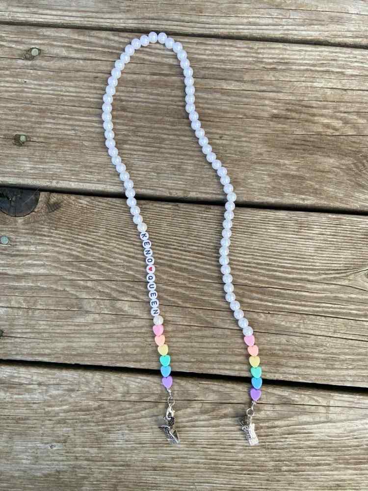 Puneți laolaltă mesaje sau nume pentru lanțul pentru aparatele de gură cu litere