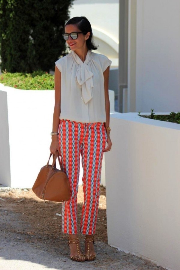 Bluza romantica este combinata cu pantalonii colorati vara-2014-trend-culori-pantaloni-portocaliu-alb