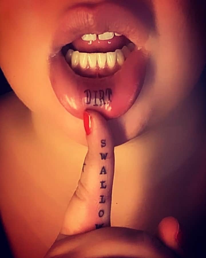 „Underlip“ merginos tatuiruotė