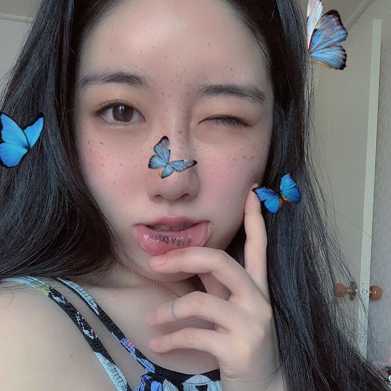 „Underlip“ tatuiruotė ant merginos