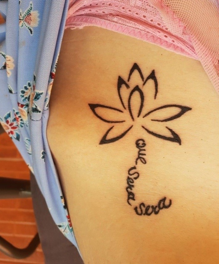 Que sera sera tatouage avec fleur de lotus