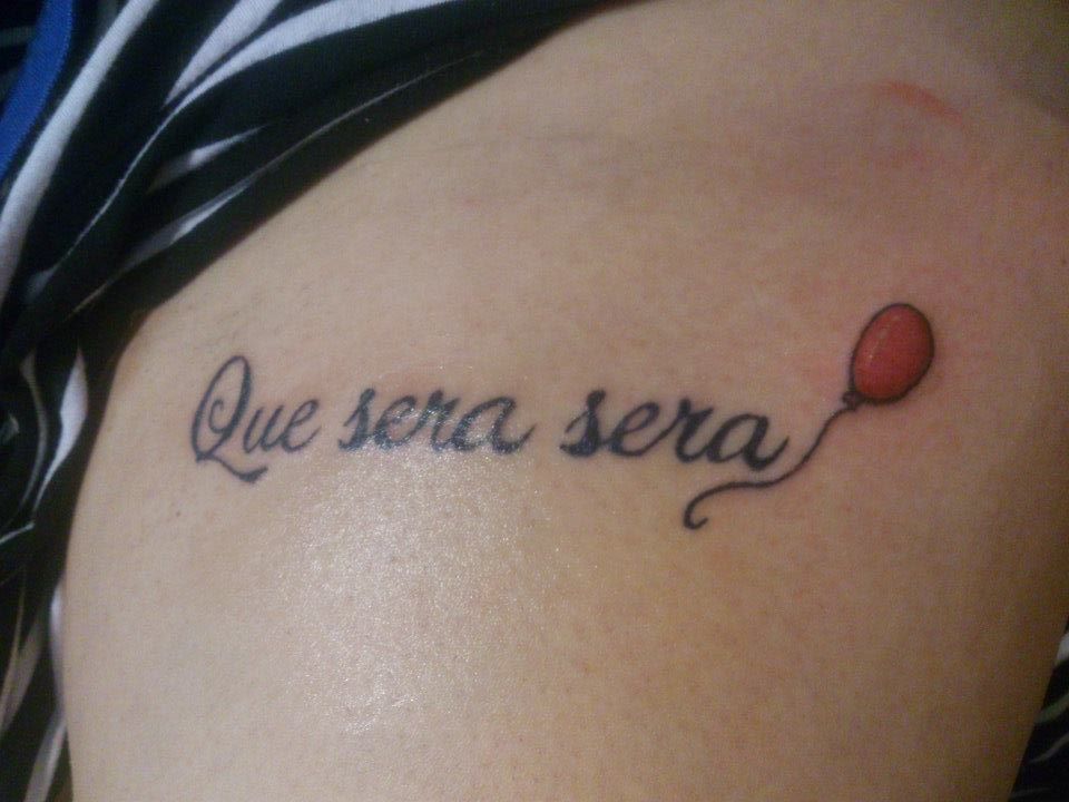 Que sera sera tatouage avec petit ballon rouge