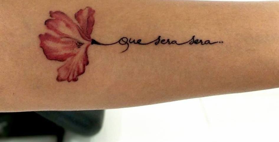 Odvažna tetovaža Que sera sera za žene