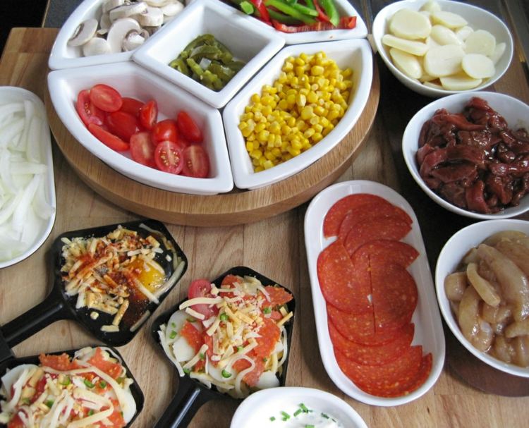 Ingrediente-raclete-legume-roșii-mărunțite-mici-porumb-ciuperci-boia