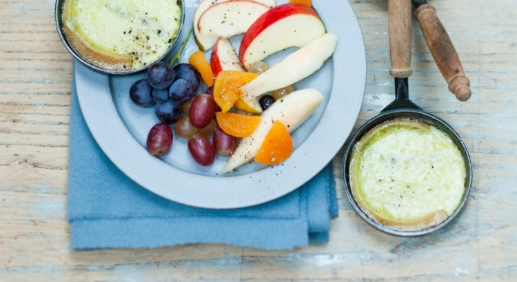 Raclette-ingrediente-fructe-fructe-struguri-brânză albastră-măr-mandarine