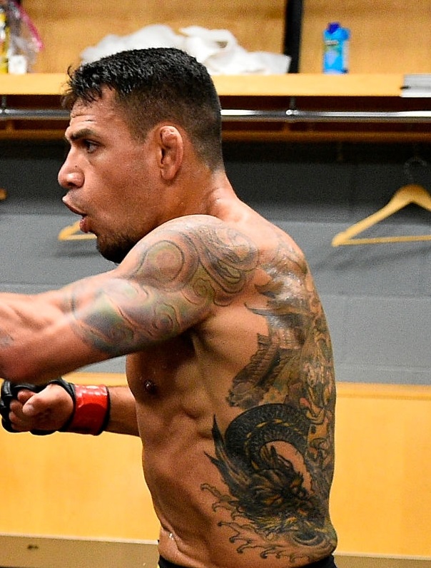 ラファエルドスアンジョス左側のドラゴンのタトゥー