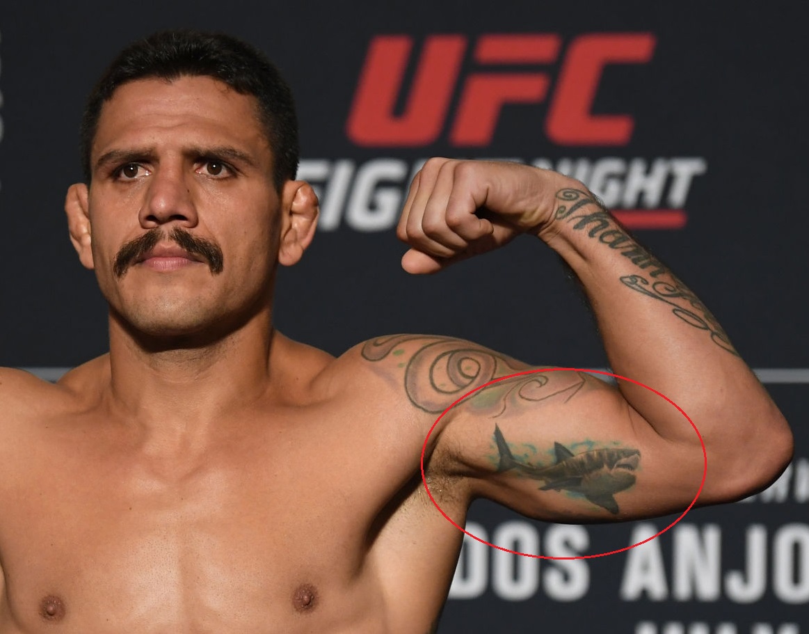 ラファエルドスアンジョス左腕二頭筋のタトゥー