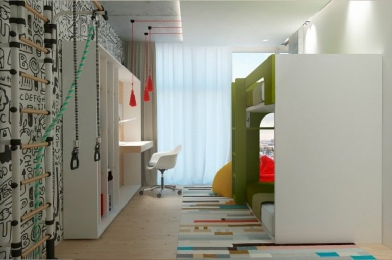 Cameră pentru copii cu un design interior jucăuș și albul ca culoare de bază idei-design-interior-accente-de-culoare-gri-camera-copiilor-mansarda pat-echipament-catarare