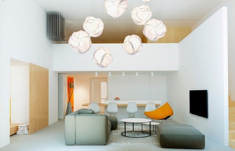 mansarda moderna cu living in focus idei-design-interior-gri-galben-living-canapea-lumini-pandantiv-lumini de designer