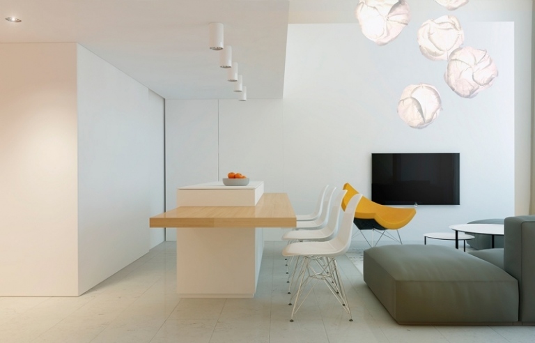 Zona de luat masa și camera de zi cu pereți albi idei-design-interior-gri-galben-fotoliu-sufragerie-masa-de-masa-televizor-pandantiv-lumina-hartie