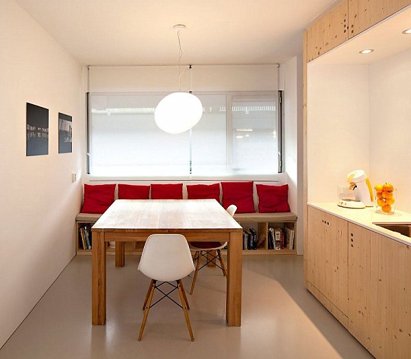 Mobilier amenajări interioare bucătărie perne roșii Mobilier design interior bucătărie canapea-perne roșii lampă suspendată