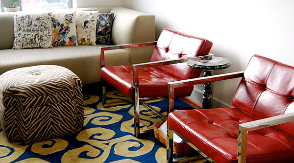 Living mobilier eclectic fotoliu fotoliu roșu taburet design taburet Living idei de amenajare eclectică fotoliu fotoliu roșu masă de design scaun