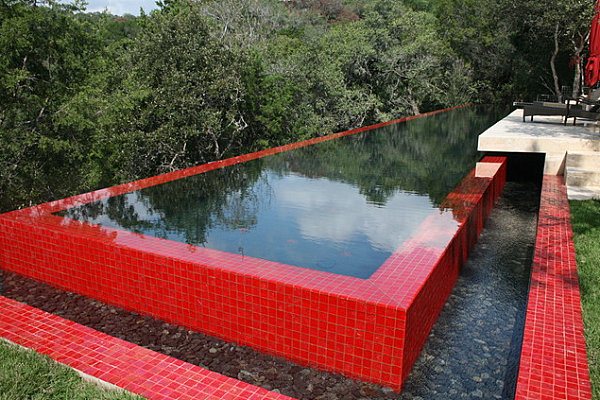 Așezați plăci roșii pentru piscina în aer liber Piscina în aer liber pune pe dale roșii