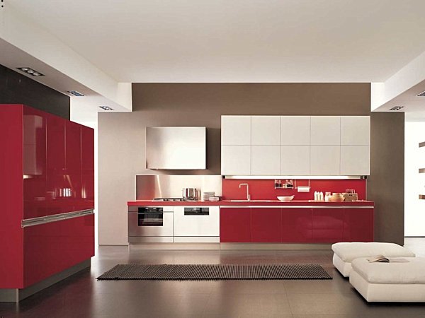 Apartament mansardă dulapuri roșii albe bucătărie Apartament mansardă construit în bucătărie cu dulapuri roșii albe