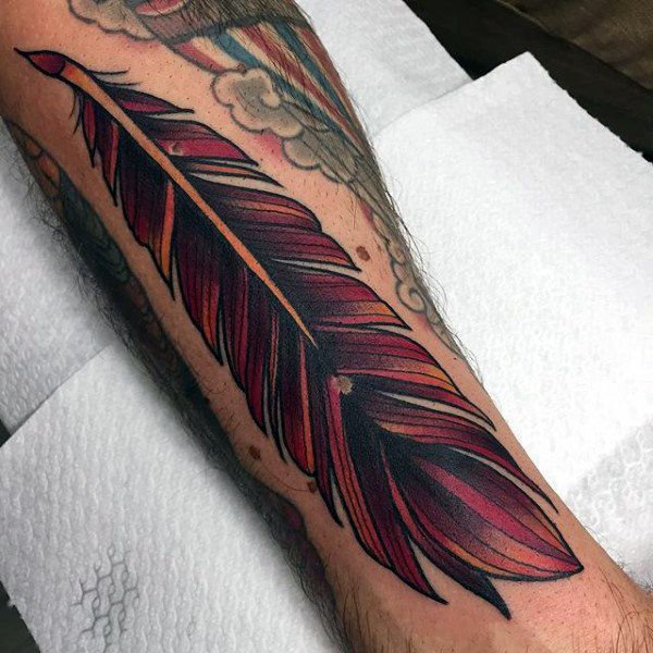 美しい赤い色の羽のタトゥー