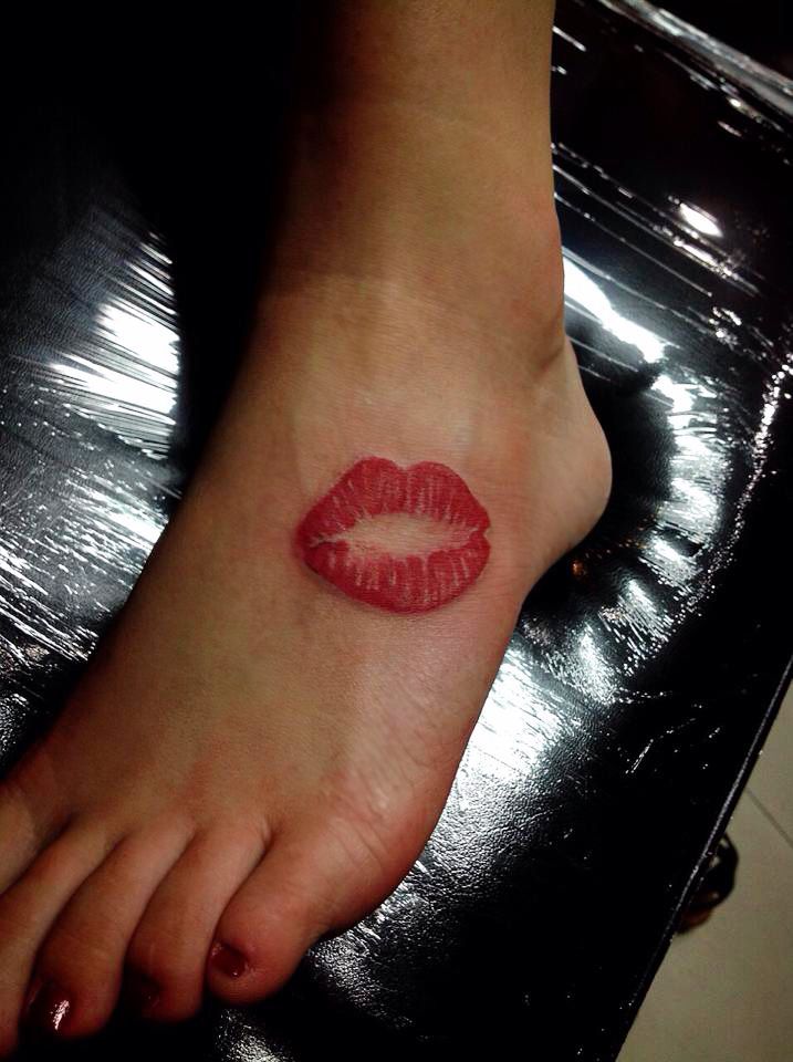 Paprasta karšta raudona lūpų tatuiruotė